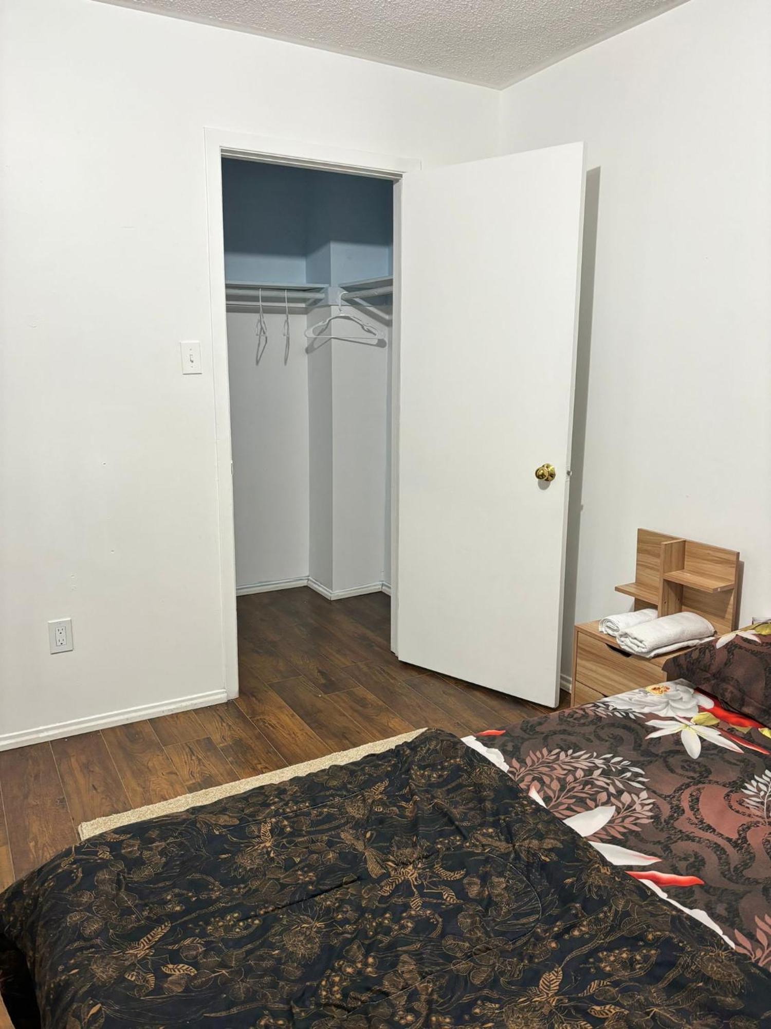 Queen Bedroom Near Sheridan College Brampton Exterior photo