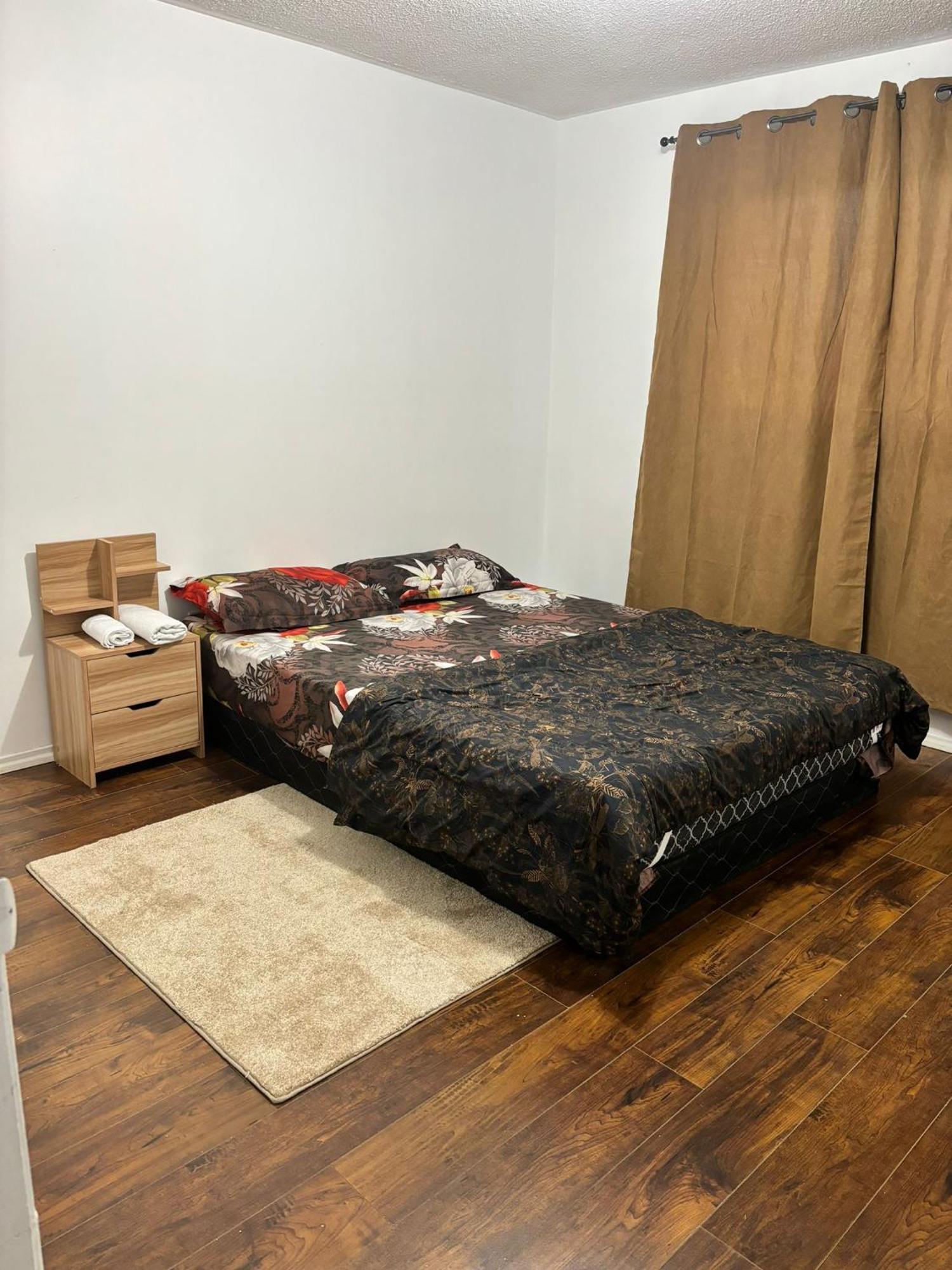 Queen Bedroom Near Sheridan College Brampton Exterior photo